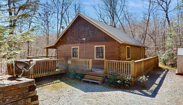 Secluded & upgraded cottage w/game room, wraparound deck, & private hot tub
