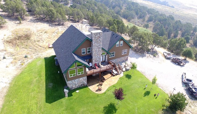 Secluded Vacation Lodge for FAMILIES. Sleeps 22! Just MINUTES from Lava & Golf