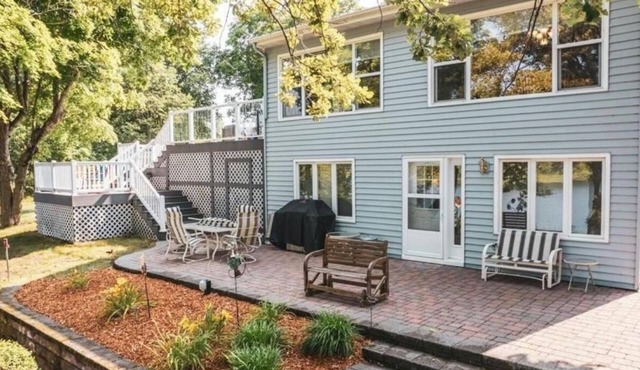 Secluded vacation retreat w/5 bedrooms & Beautiful outdoor space on Loon Lake