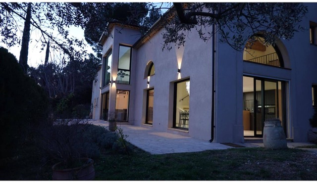 Secluded villa with AC, heated pool and views of vineyards and sea