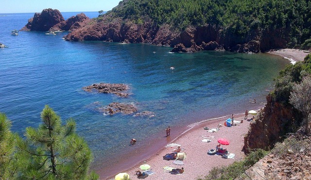 Secluded villa with heated infinity pool stunning views. Cannes 30mins