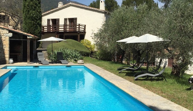 Secluded villa with large pool in lovely gardens. 1 hour from Nice airport!