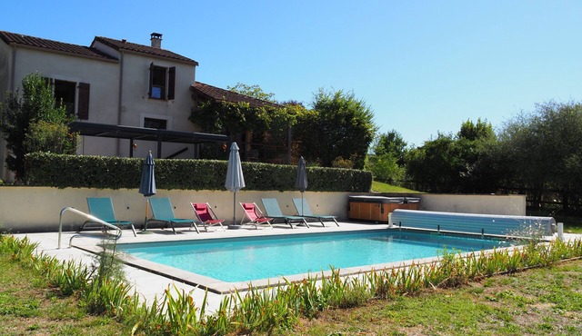 Secluded villa with stunning pool, close to all amenities.Thursday changeovers.