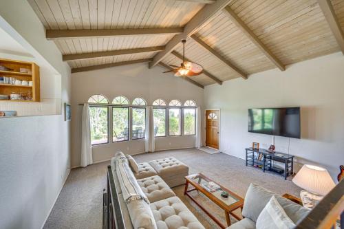 Secluded Waimea Hideaway with Lanai and Views!