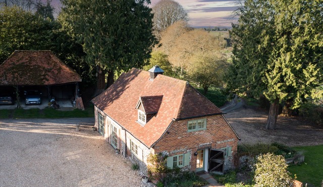 Secluded, warm & cosy cottage - rural but 10 mins easy walk of shop/pubs.