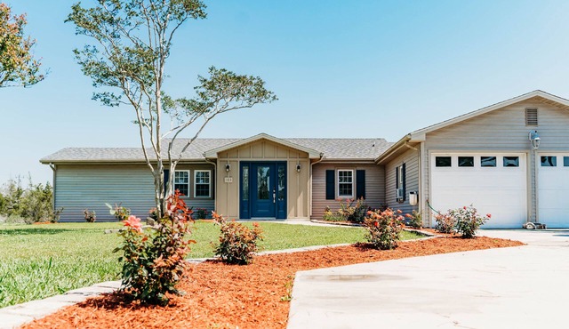 Secluded waterfront home that is 5 min away from downtown Beaufort