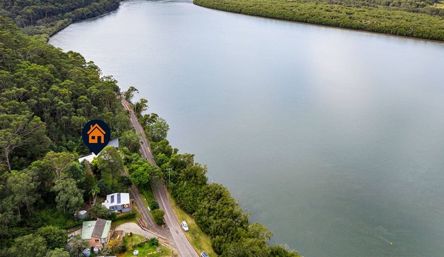 Secluded Waterfront house on rainforest acerage