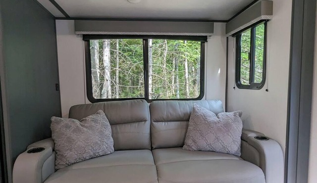 Secluded, well equipped 'offgrid' RV w/ outdoor space, trails. Pet friendly