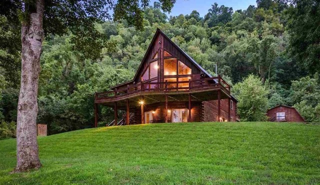 SECLUDED WHITE RIVERFRONT CABIN -SLEEPS 2-10, GREAT FAMILY & FISHERMEN GETAWAY