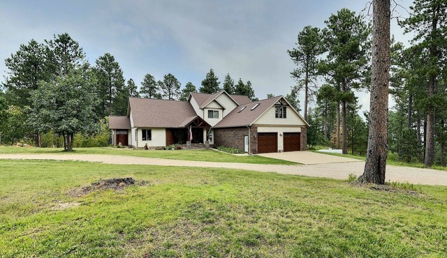 Secluded Wildlife Haven close to Spearfish and Deadwood with Hot Tub and Garage.