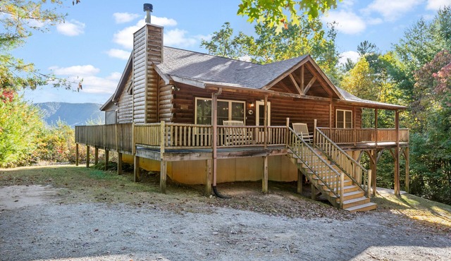Secluded Wood Cabin-Amazing Mtn Views, Hot Tub, WiFi