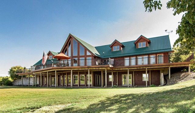 Secluded wooden lodge great for the perfect getaway