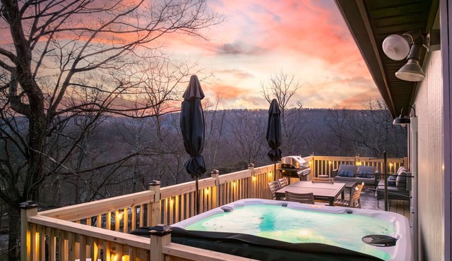 Secluded WV Retreat Hot Tub, Fire Pit & Kayaks
