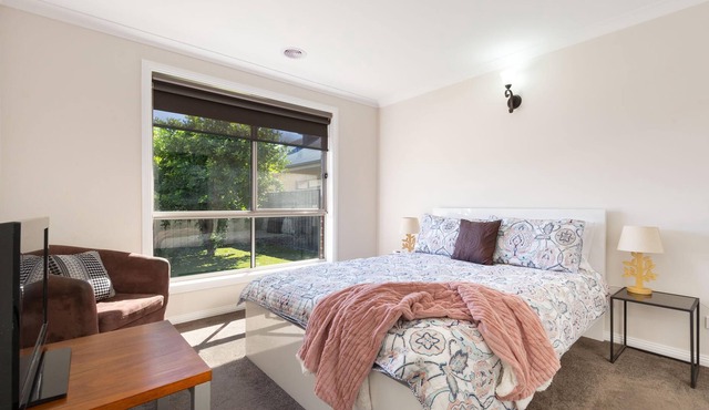 Seclusion on Bellevue- heaps of parking, wifi and private townhouse - Three bedroom private and quiet townhouse with a queen, double and two singles