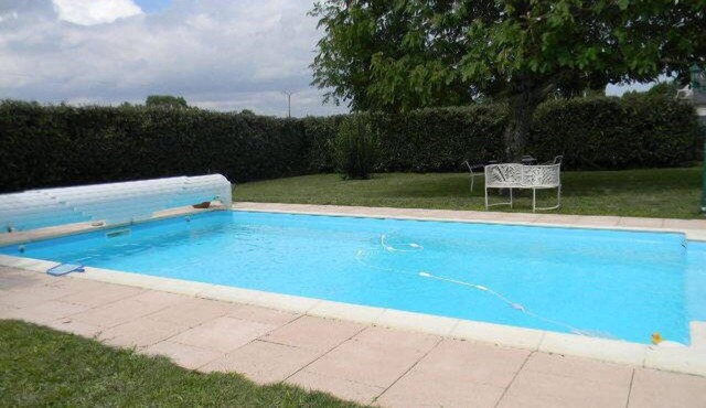 Second family residence with heated pool, 40 minutes from Chambord.