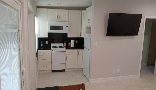 Second floor Apt D 1 mile from waterfront and downtown. Just 2 miles from beach!