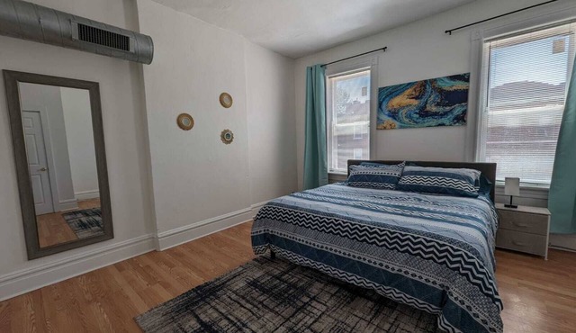 Second Floor King Bed w/Off-Street Parking Near SSM/Children's Hospital