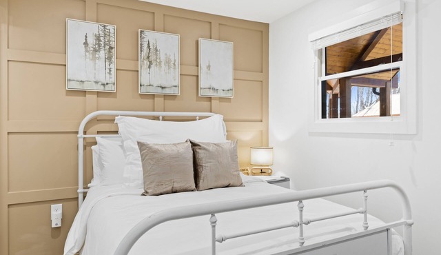 Second-floor suite with deck, mountain views, firepits, & game room