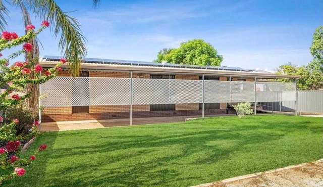 Second Street - Loxton AccommodationnStylish 3 bedroom home