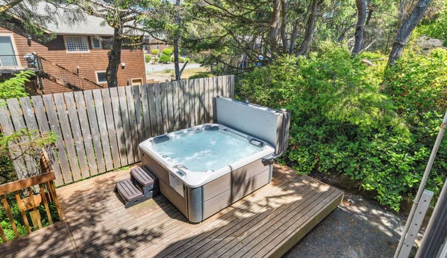 Second Wind MCA#187Hot tub,1/4 block to beach access, Dogs OK, Gas Fireplace
