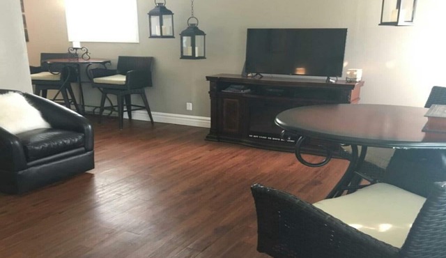 SECRET COTTAGE YELLOWSTONE - deer hangout - 2 BLOCKS downtown n1 bedroom 2beds