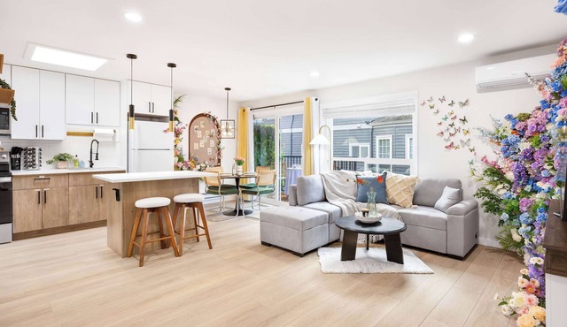 Secret Garden Bloom - 665sf 1BR Queen Anne Condo