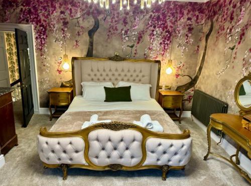 Secret Garden House - 7 bed Manor House with Hot Tub and Magical walled Gardens