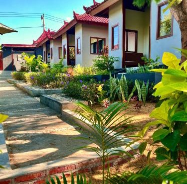 Secret Garden Surf Resort, walk to waves