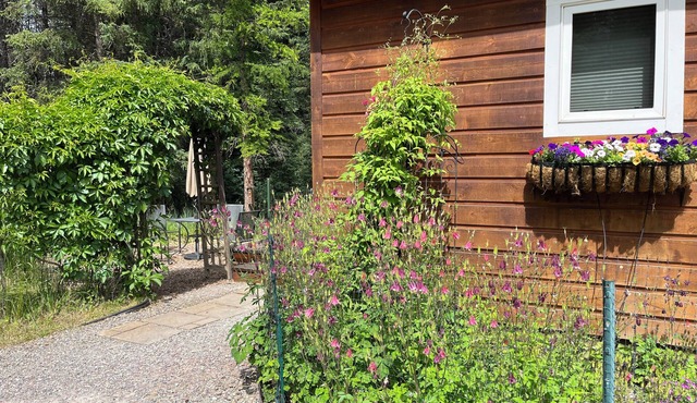 Secret Garden, king bed Cottage