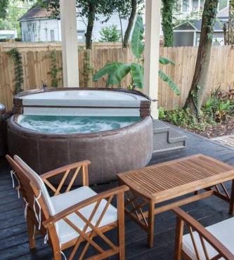 Secret Garden Studio w/Hot Tub: Near Forsyth Park