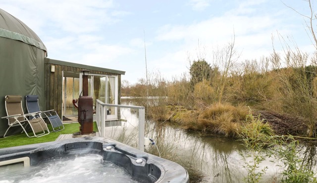 SECRET ISLAND YURT, pet friendly, with hot tub in Beckford