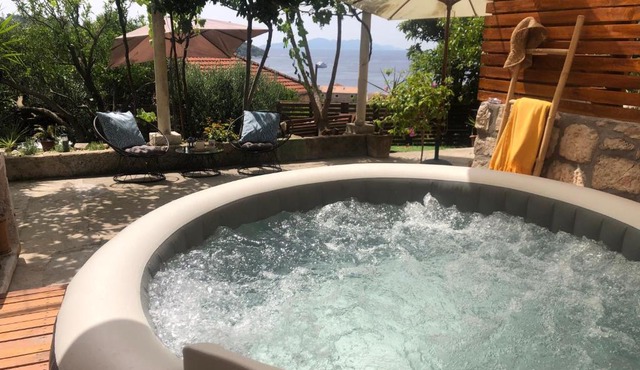 SECRET PARADISE-Holiday home with hot tub and BBQ