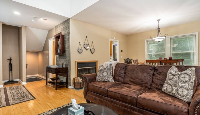 Secret Path 2 Main St Downtown, Dog Friendly, Fire Pit, Daily Deer Sightings!