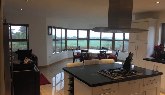 Secure detached country living, large enclosed garden, pet friendly, pool table