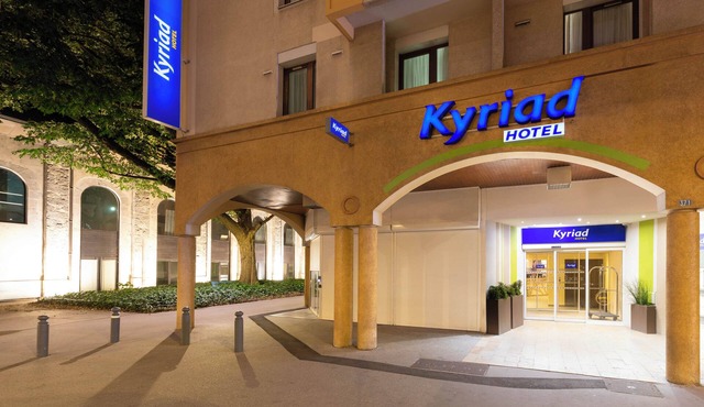 Secure downtown studio with hotel services Pets welcome