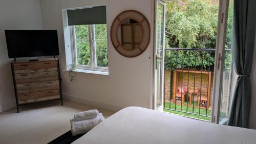 Secure Gated 5 Bed Modern Elm Tree House City Centre 92" Cinema