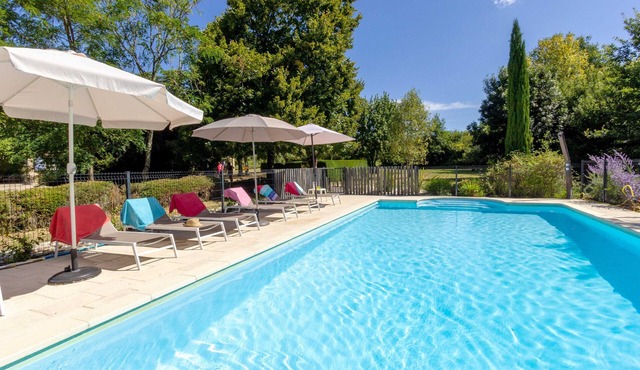 Secure, gated, fenced pool, quiet rural location, Air Con. Near historic towns