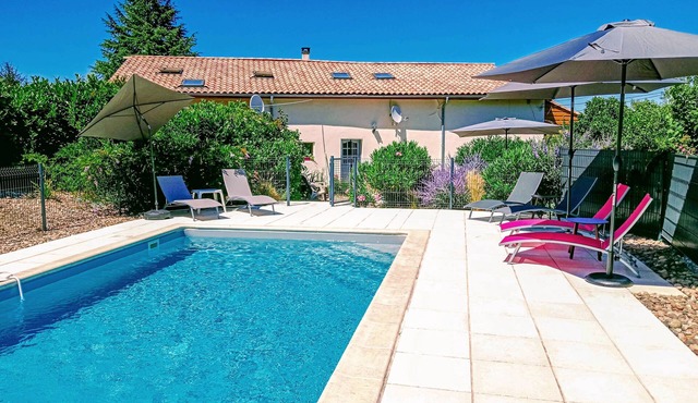 Secure gated/fenced heated pool. Short drive to historic towns and restaurants