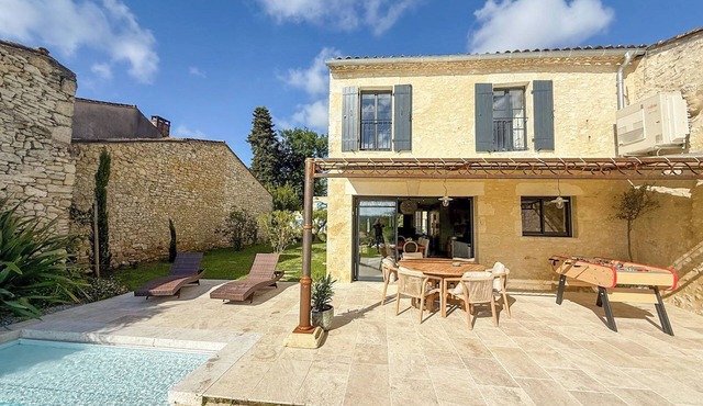 Secure heated infinity pool with valley views of vineyards, walk to restaurant.