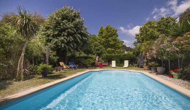 Secure heated swimming pool, air-conditioned apartment in villa 800 m from the sea