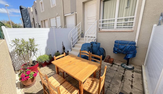 Secure pavilion 50m from beach with parking, air conditioning, 4 sleeps