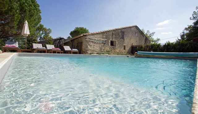 Secure private heated pool, games room, view. Walk to historic town, restaurants