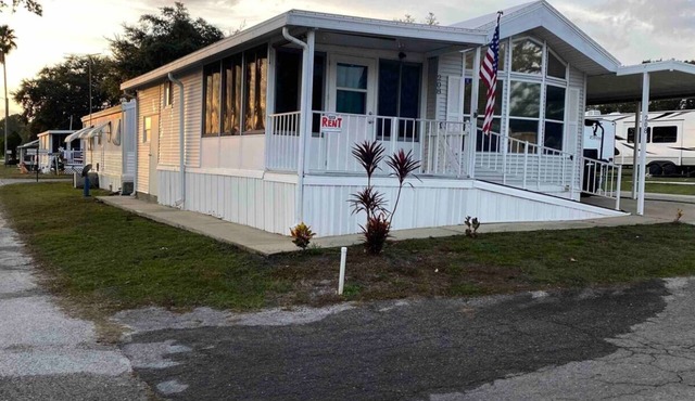 Secured Community w/3 pools, Golf. Lakes all around. 30 min from theme parks.