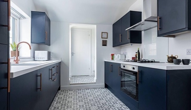 Sedgley-Wolverhampton-Contractors -4 beds-Parking!