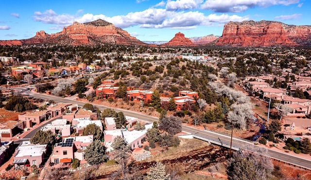 Sedona Beautiful Villa: Spacious 3-bedroom retreat in Village of Oak Creek.