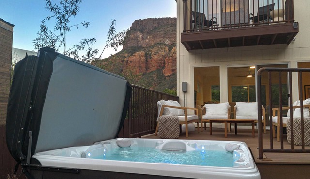 Sedona Canyon Whisper: A 3BR retreat in Oak Creek Canyon with stunning red rock views.