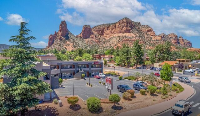 Sedona King Suite with Kitchenette & Stunning Bell Rock Views