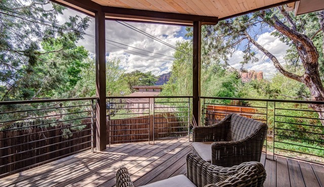 Sedona Vortex Vista: A spacious 3-bedroom retreat with stunning red rock views.