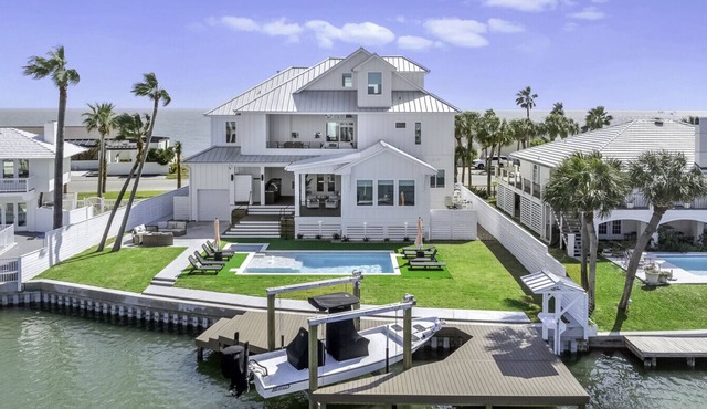 See the Sea from this Key Allegro Bay Front home located on the canal with Pool & Hot Tub!