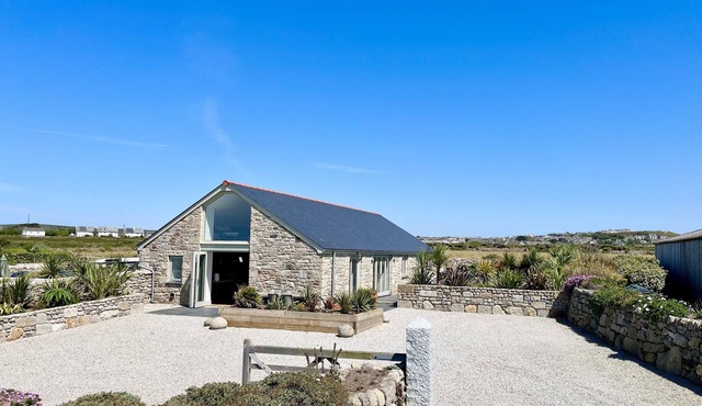 SEE TWO SEAS, CAPE CORNWALL, pet friendly, with hot tub in St Just